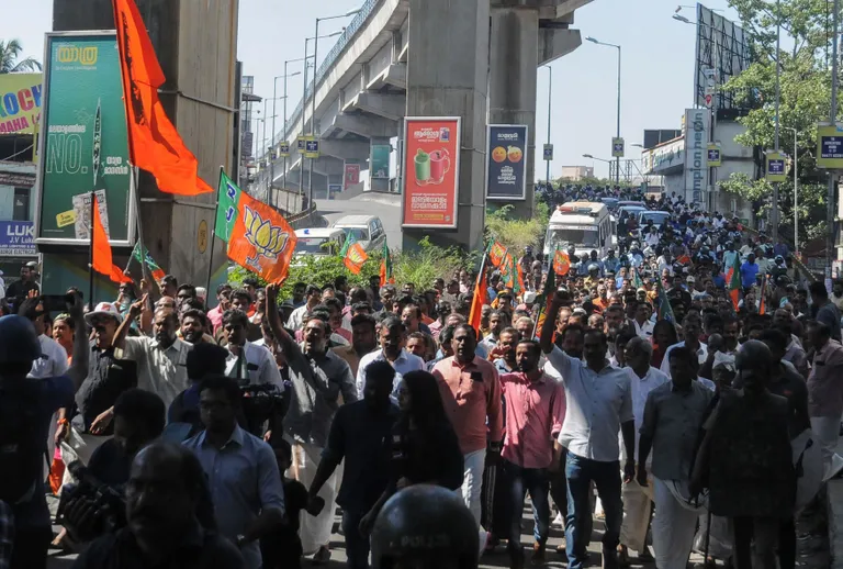 India Rahvapartei liikmete ja toetajate protestimarss täna Kochis Kerala osariigis. Hindu äärmuslased on reageerinud teravalt kahe naise lubamisele pühasse Sabarimala templisse eile.