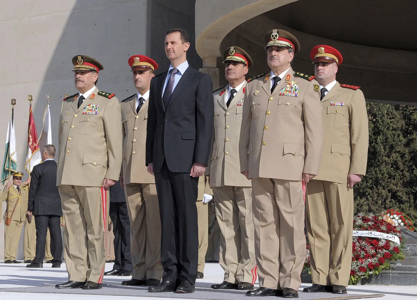 Süüria president Bashar al-Assad (keskel) 2011. aasta fotol koos täna hukkunud kaitseministri Daoud Rajha (esireas paremal) ja teiste armeejuhtidega. Rajha surma järel nimetati uueks kaitseministriks kindral Fahad Jassim al-Freij (esireas vasakul).