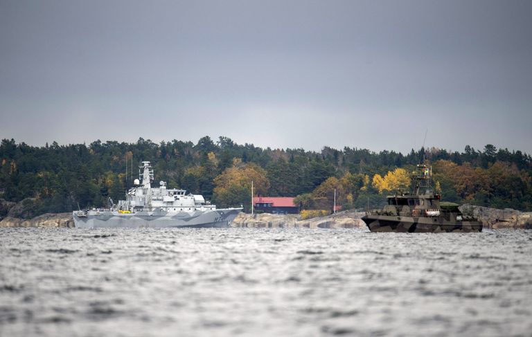 Rootsi miinitõrjelaev HMS Kullen ja rannavalvelaev Namdo Bay patrullimas 2014 Stockholmi arhipelaagis, kus nähti allveelaeva