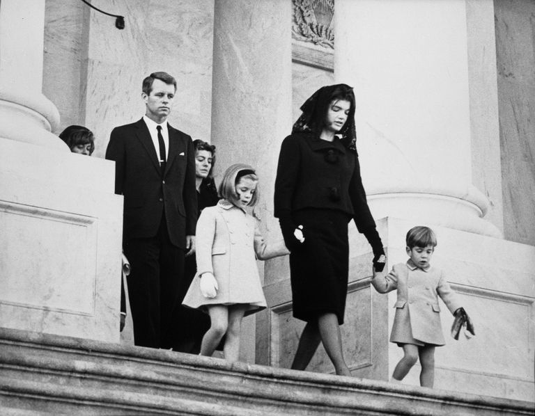 Jacqueline Kennedy koos laste Caroline Kennedy ja poja John F. Kennedy Jr-ga oma mehe matusel