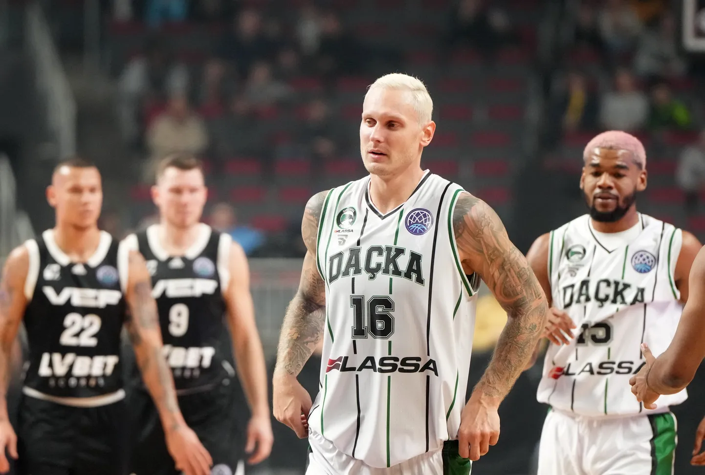 Turvijas "Darussafaka Lassa" spēlētājs Jānis Timma (nr.16, baltā tērpā) FIBA Čempionu līgas spēlē basketbolā starp "VEF Rīga" un Turcijas "Darussafaka Lassa" komandām "Arēnā Rīga".