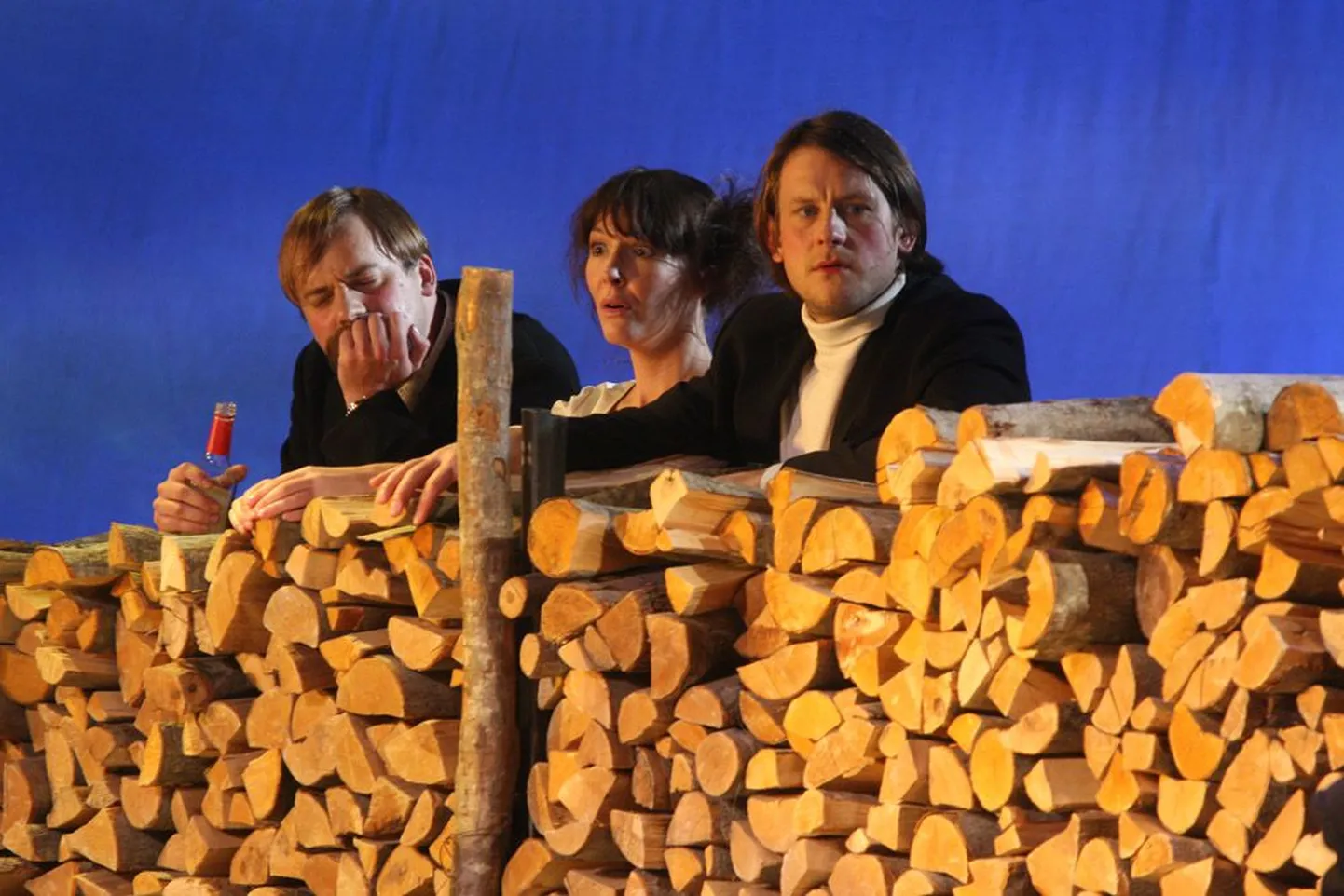 Pooleteistsajas etendus: Taavi Teplenkov (vasakult), Külli Reinumägi ning Jan Uuspõld puuridda taga aktsioonis.