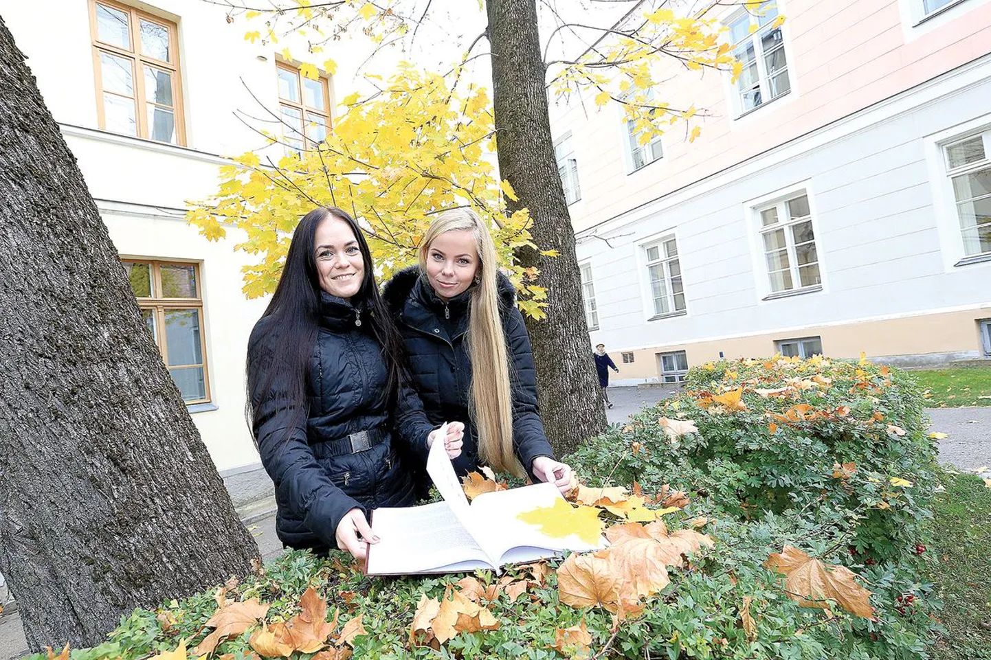 Lehtede langemine toob meelde soojad maad, kuhu päikest võtma lennata. Tervishoiukõrgkooli lõpetanud Kätlin Kindsiko (vasakul) ja Grete Must tuletavad oma uurimistööga meelde ohtusid, mis kaugel maal võivad varitseda.
