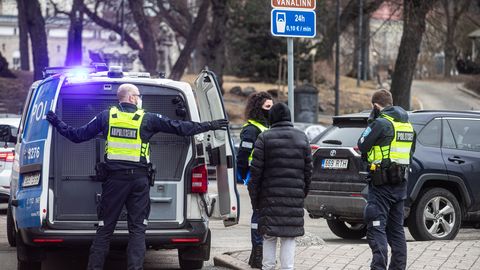 Alaealist noormeest süüdistatakse vihavaadetest kantud süütamistes ja vägivallas