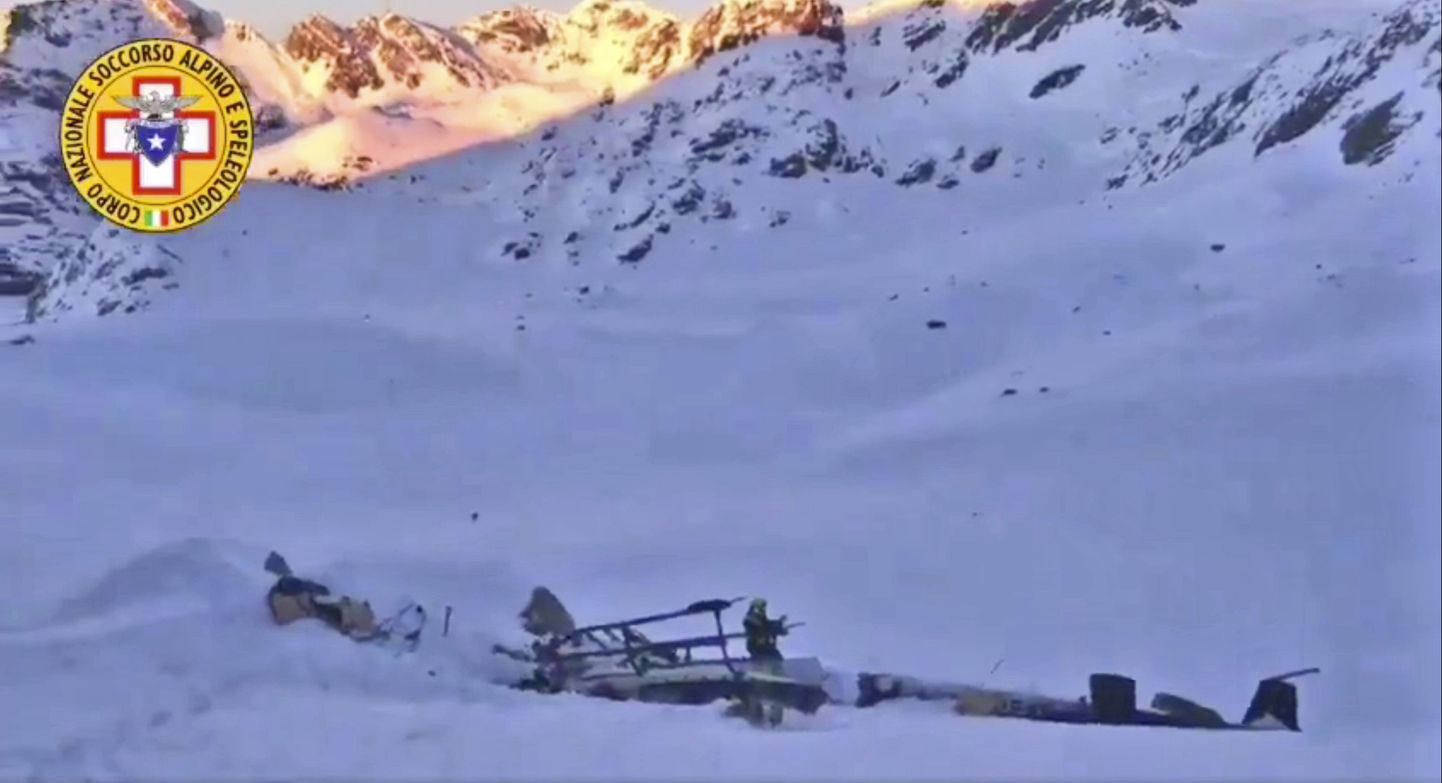 Itaalias hukkus väikelennuki ja helikopteri kokkupõrkes viis ja üks raskelt vigastatud, teatas mäepäästeteenistus.