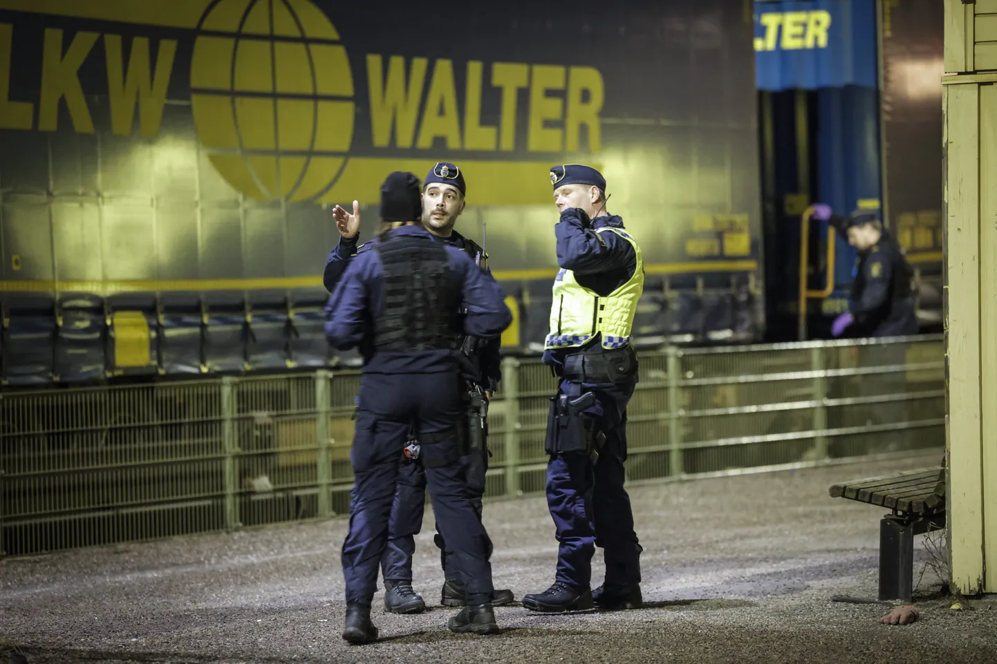 Сотрудники полиции стоят на железнодорожной станции Содра в центре Эребру, Швеция, где 29 февраля 2024 года в результате железнодорожной аварии погибли три человека.
