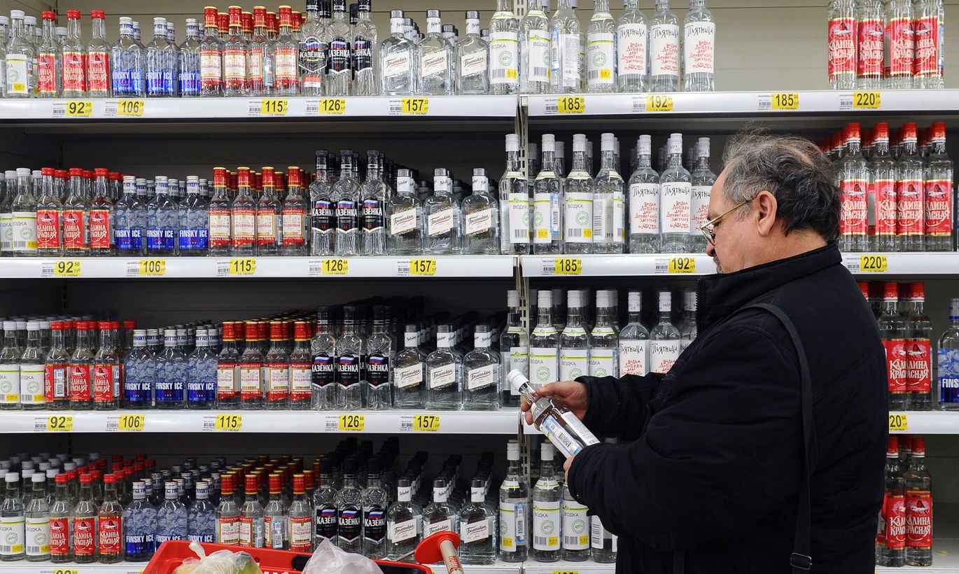 Продают ли в магазинах. Витрина с водкой. Акциз на алкоголь. Водка в магазине. Водка на прилавке.