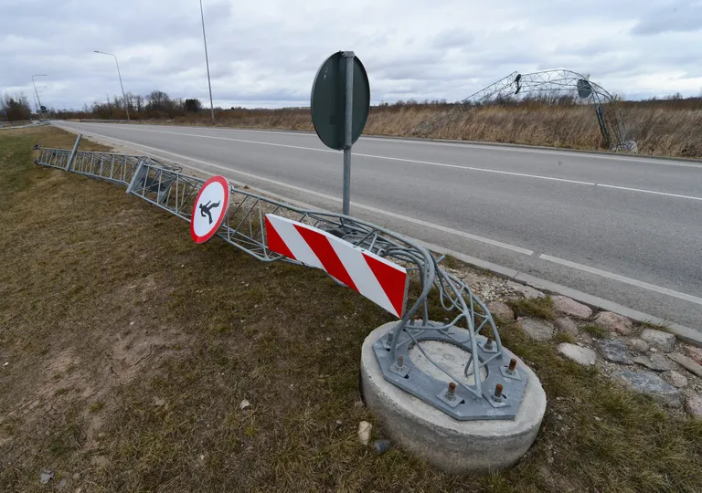 Ihaste teel liiklusõnnetuses purunenud kõrguskabariidivärav. Foto: Kristjan Teedema.