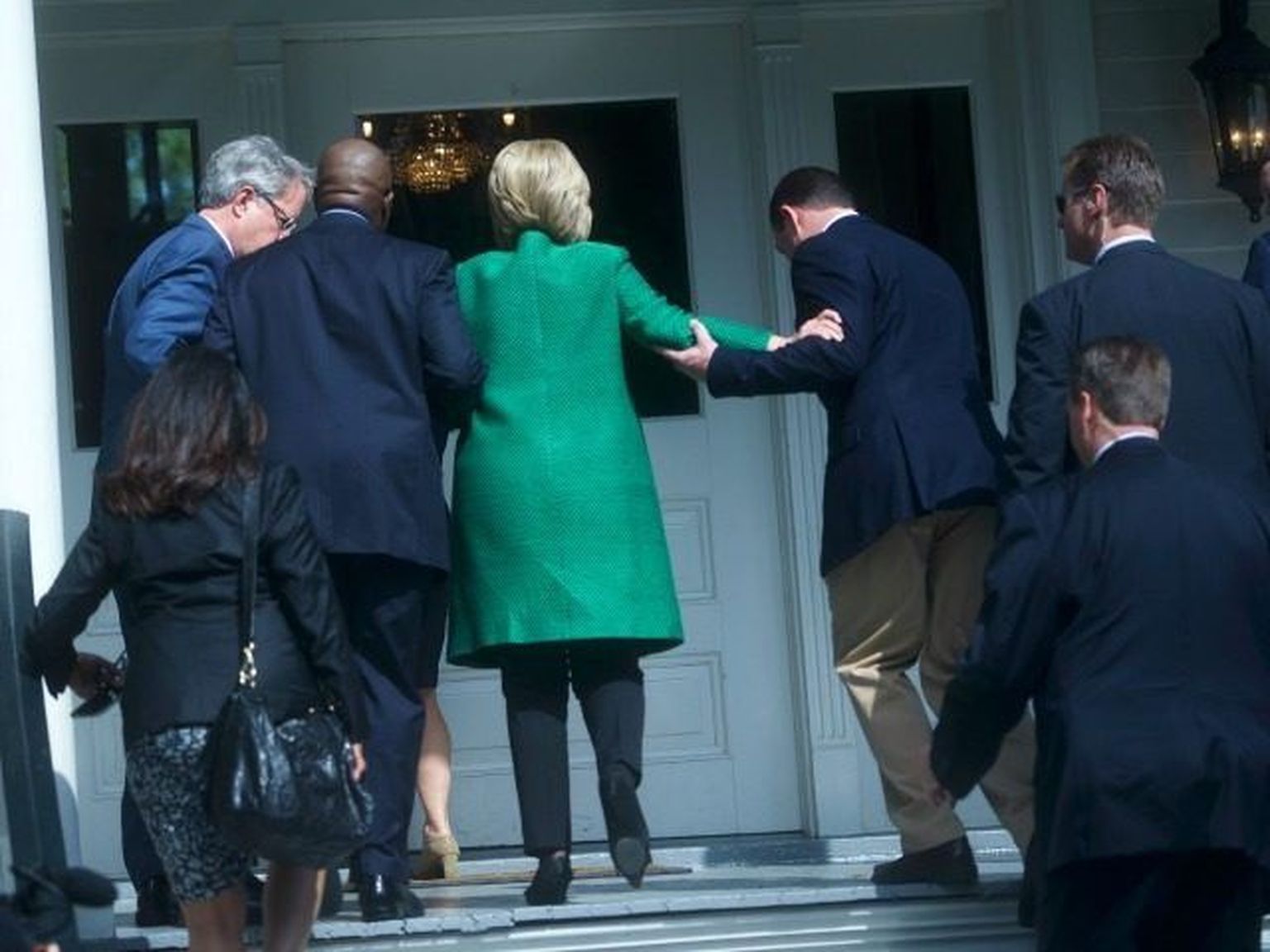 Meedias populaarseks saanud foto, kuidas turvamehed Hillary Clintoni toetavad.