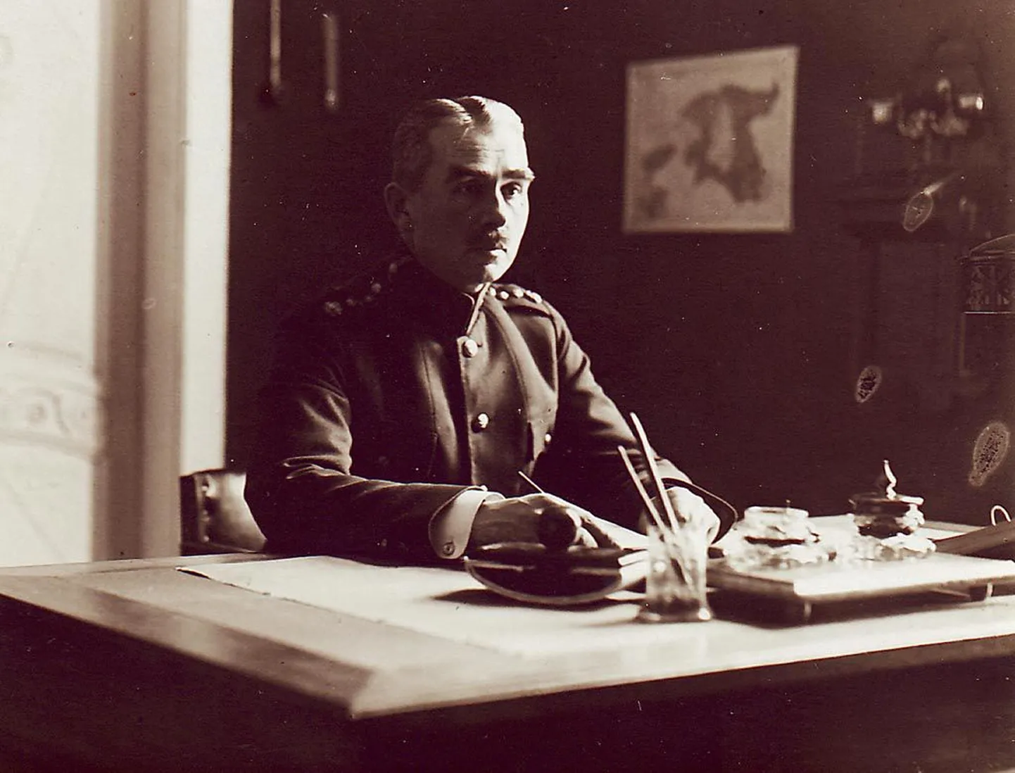 Erukolonel Erich Rosenbergi Belgia aukonsulaadi kilpi eksponeeriti nõukaajal Pärnu muuseumis.