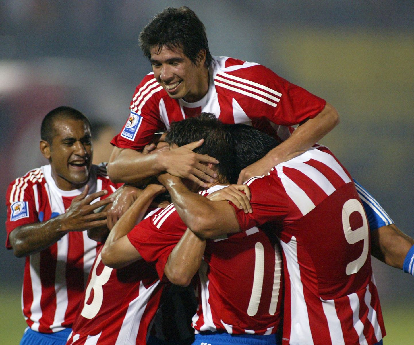 Paraguay jalgpallurid rõõmustavad värava üle.