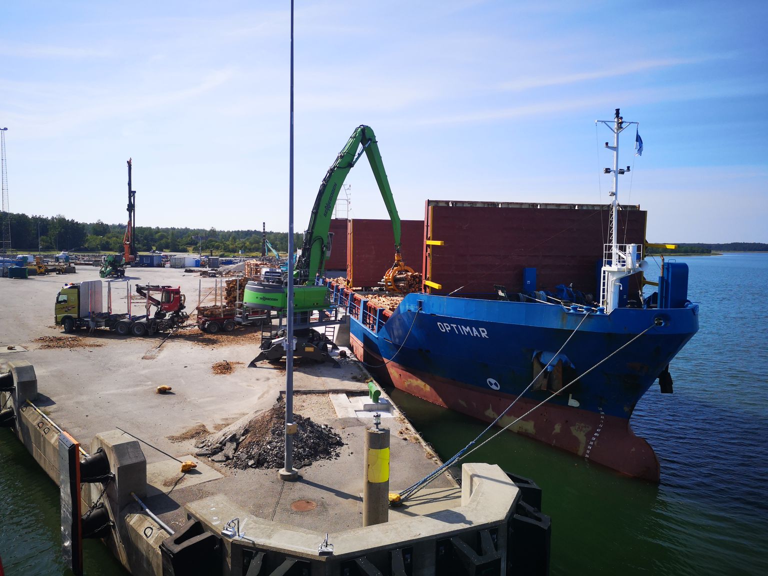 Puidu lastimine laevale aktsiaseltsile Saarte Liinid kuuluvas Heltermaa sadamas