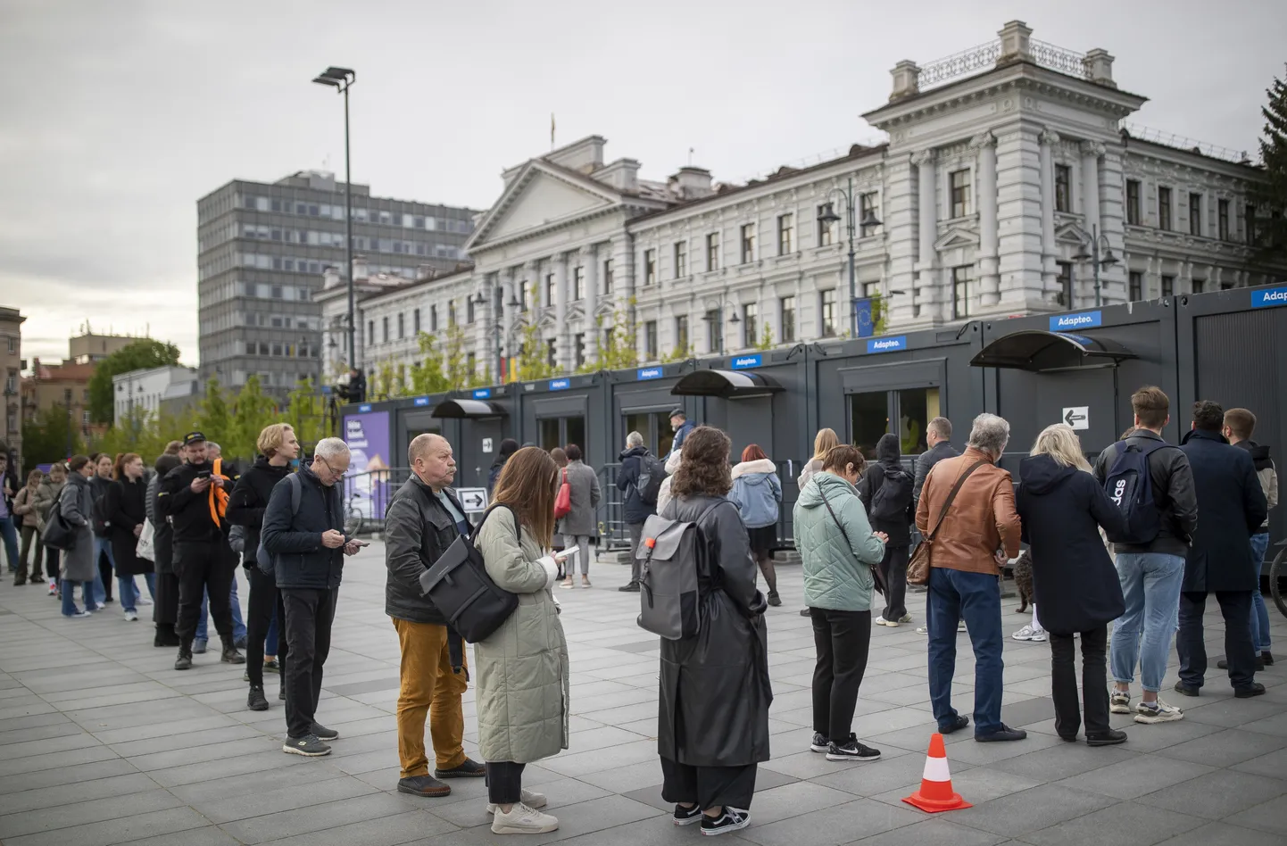 Valijad seismas Vilniuses järjekorras, et kasutada presidendivalimistel eelhääletuse võimalust.