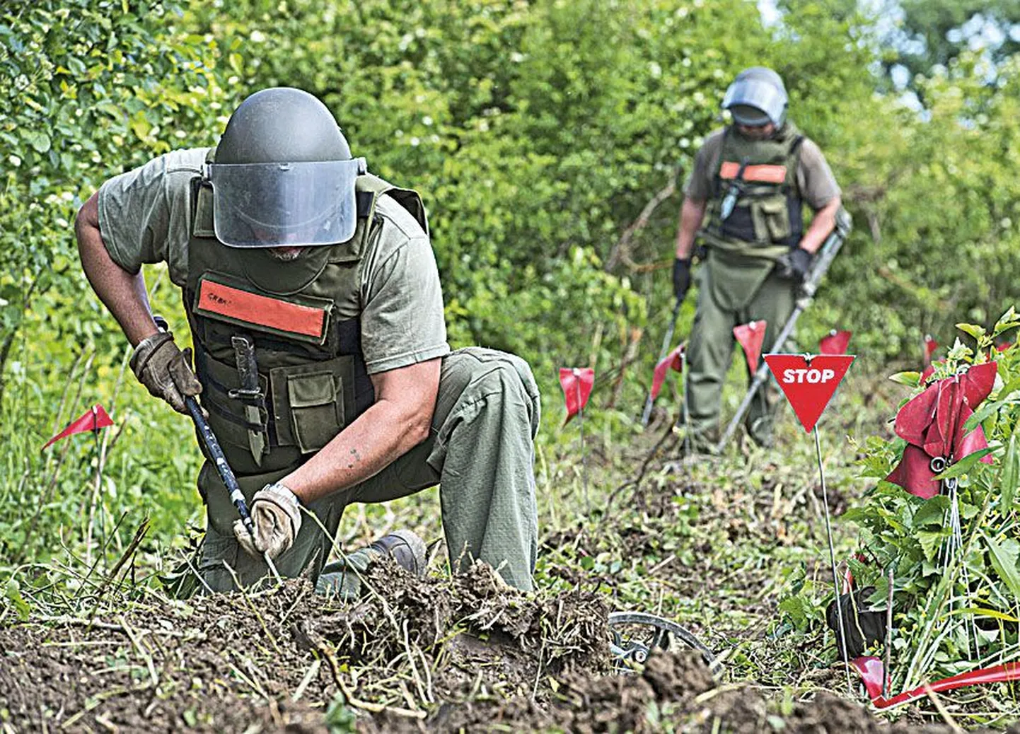 18 aastat pärast sõja lõppu Bosnia ja Hertsegoviinas elab 150 000 inimest maamiiniohus, kuna üle 100 000 lõhkekeha ootab veel maapõues kahjutuks tegemist.