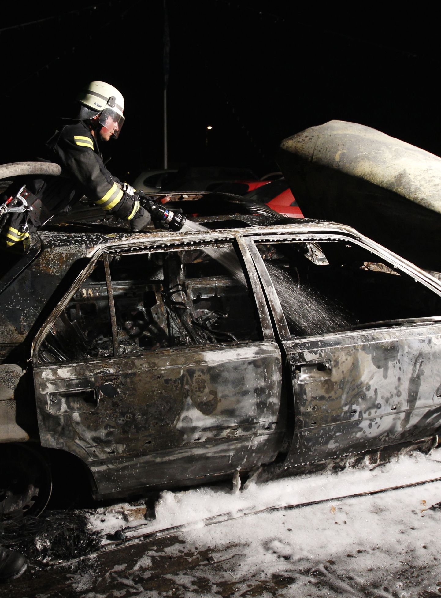 Berliini tuletõrjuja selle aasta augustis kustutamas süüdatud autot.