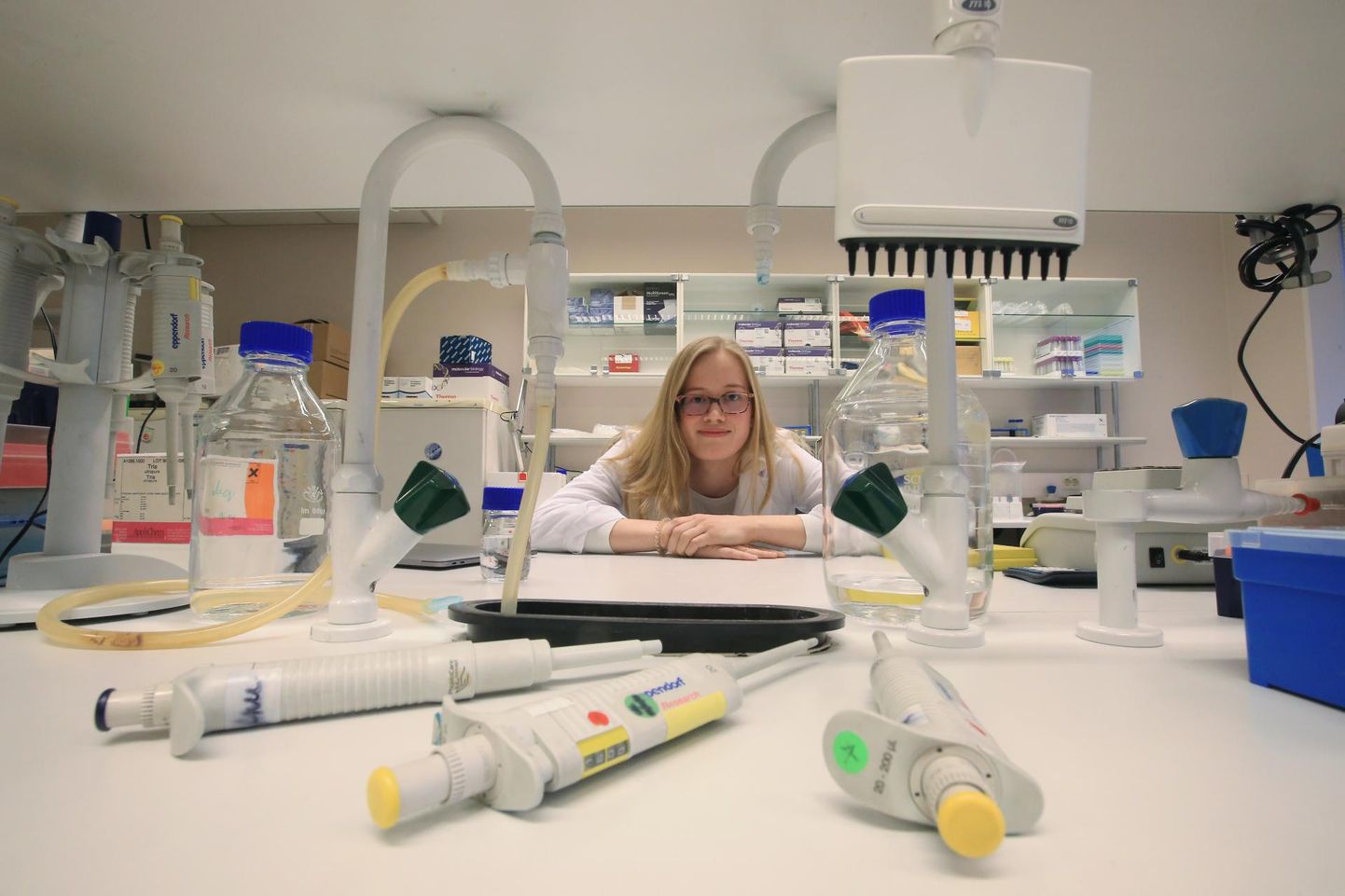 Tallinna reaalkooli 11. klassi õpilane Anna Pauliina Rumm käib iga kuu Tartus Biomeedikumi laboris teadustööd tegemas. Tema uurimus keskendub vananemisega kaasnevatele muutustele immuunsüsteemis.