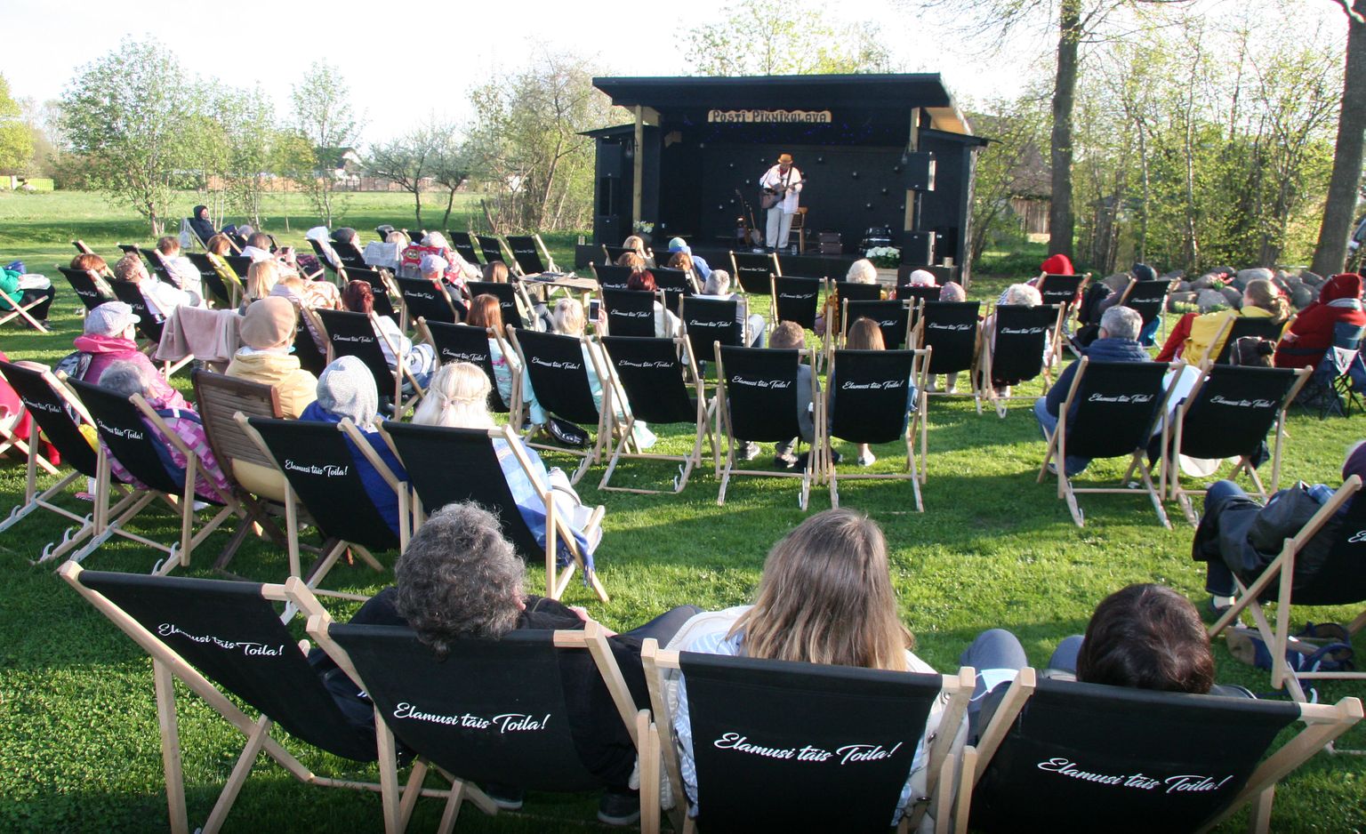 Пикниковая сцена, построенная семьей Ныммисте во дворе хутора Пости в Сака, стала в Ида-Вирумаа популярным местом для любителей летней музыки.