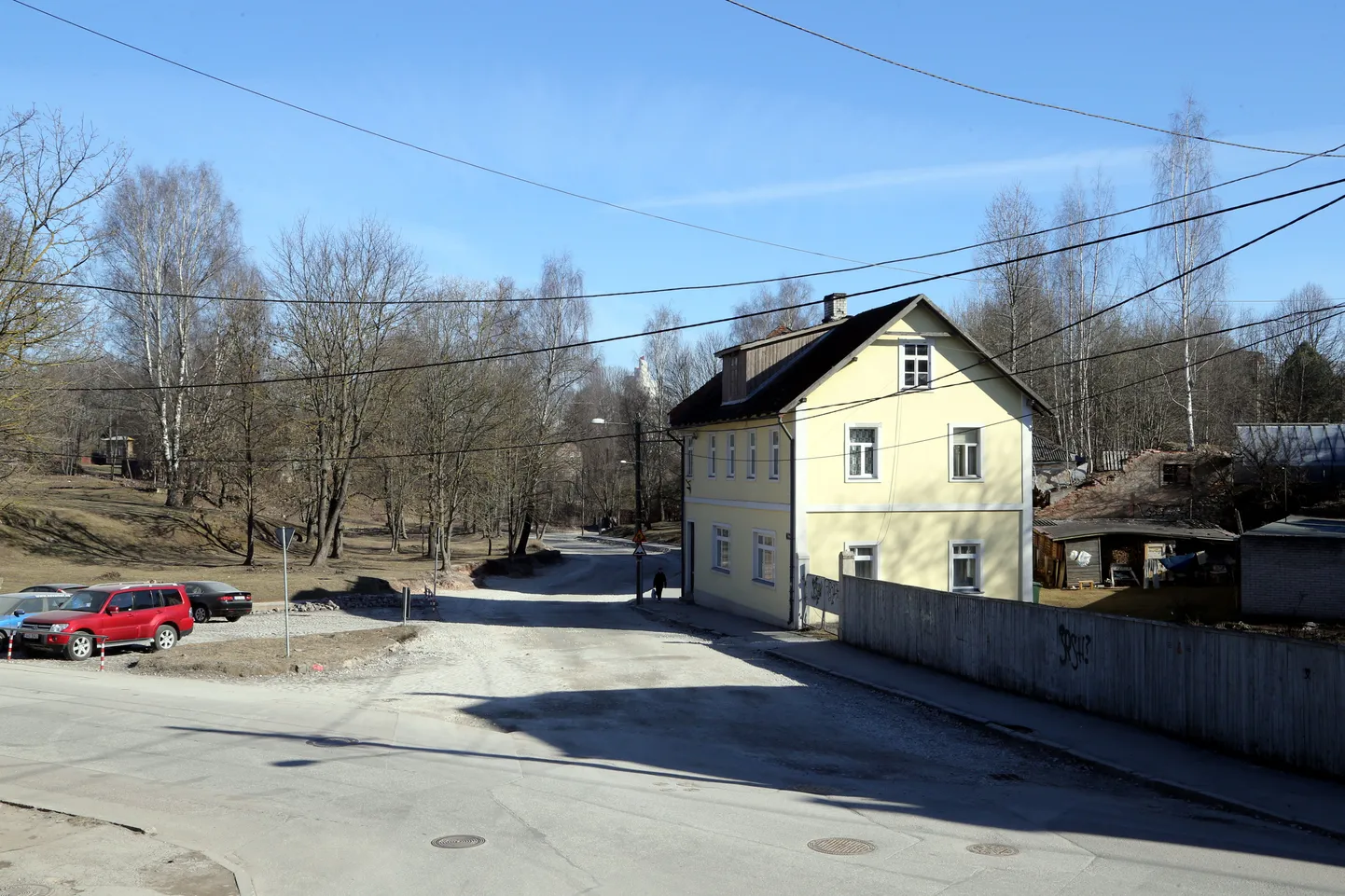 Pargi tänava remont ja Tähe-Pargi-Lootuse tänava ristmiku uuendamine peab välja kuulutatud uue riigihanke järgi olema lõppenud tänavu 9. augustiks.