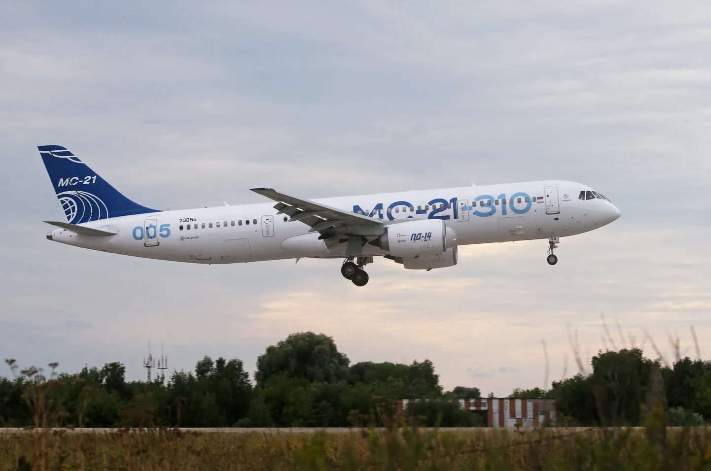 Venemaa  kodumaise mootoriga lennuk MC-21-310  katselennul.