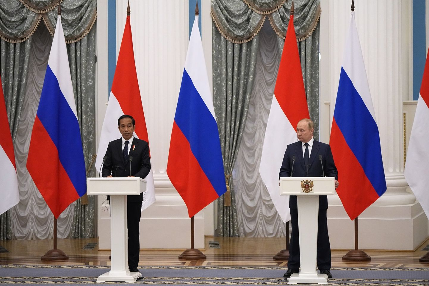 Indonēzijas prezidents Džoko Vidodo kopā ar kara noziedznieku Vladimiru Putinu.
