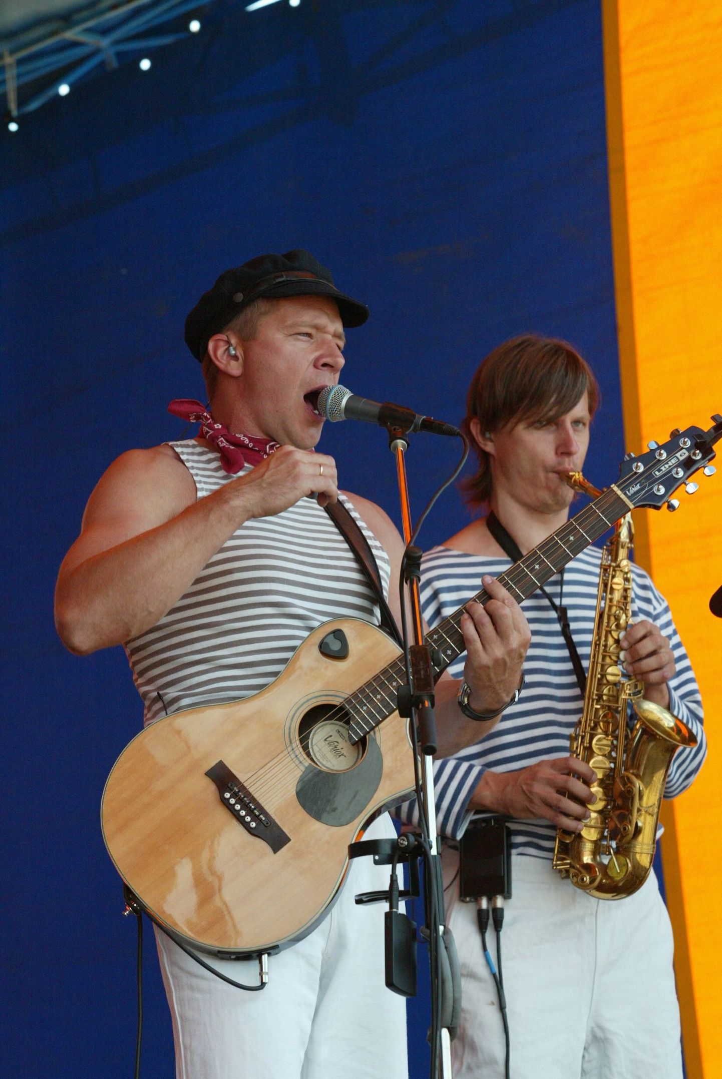 Väikeste lõõtspillide ühing ja Marko Matvere (vasakul).