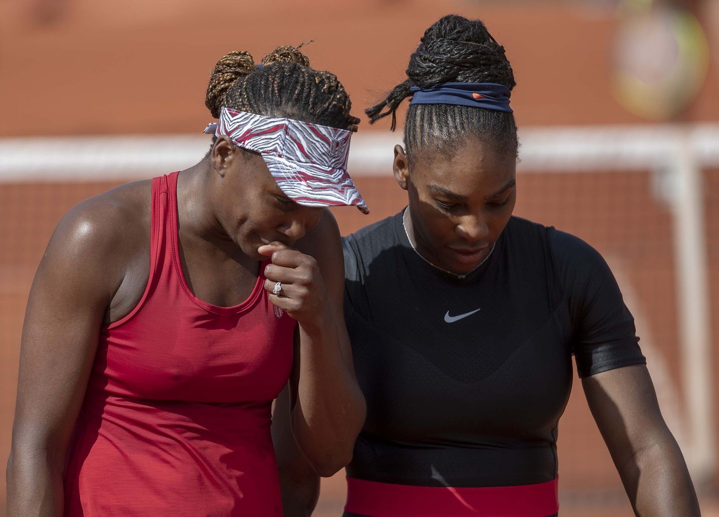 Venus Williams (vasakul) ja Serena Williams.