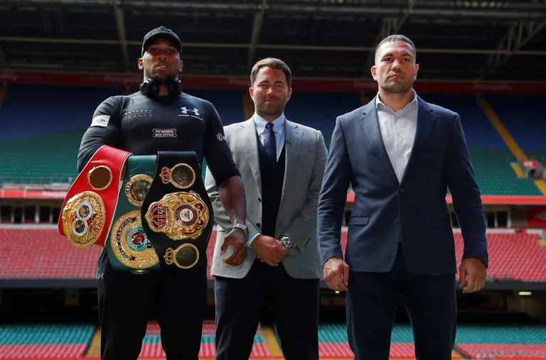 Anthony Joshua (vasakul) ja Kubrat Pulev (paremal).