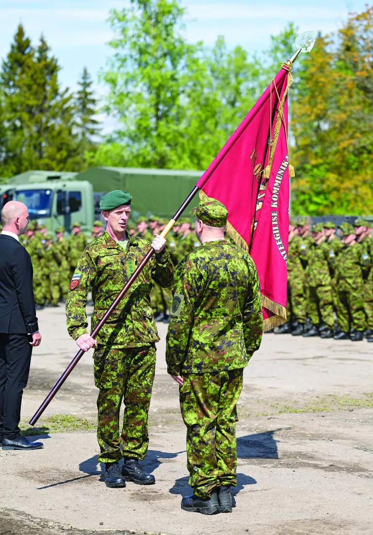 Kaitseväe juhataja kindralleitnant Martin Herem annab õppuse Siil 2022 ajal kolonelleitnant Uku Aroldile üle strateegilise kommunikatsiooni keskuse lipu.