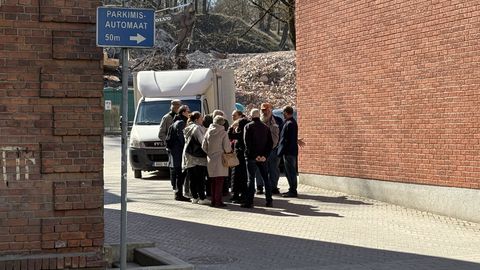 Tartu hoiu-laenuühistu liikmed nõuavad selgitust raha saamiseks