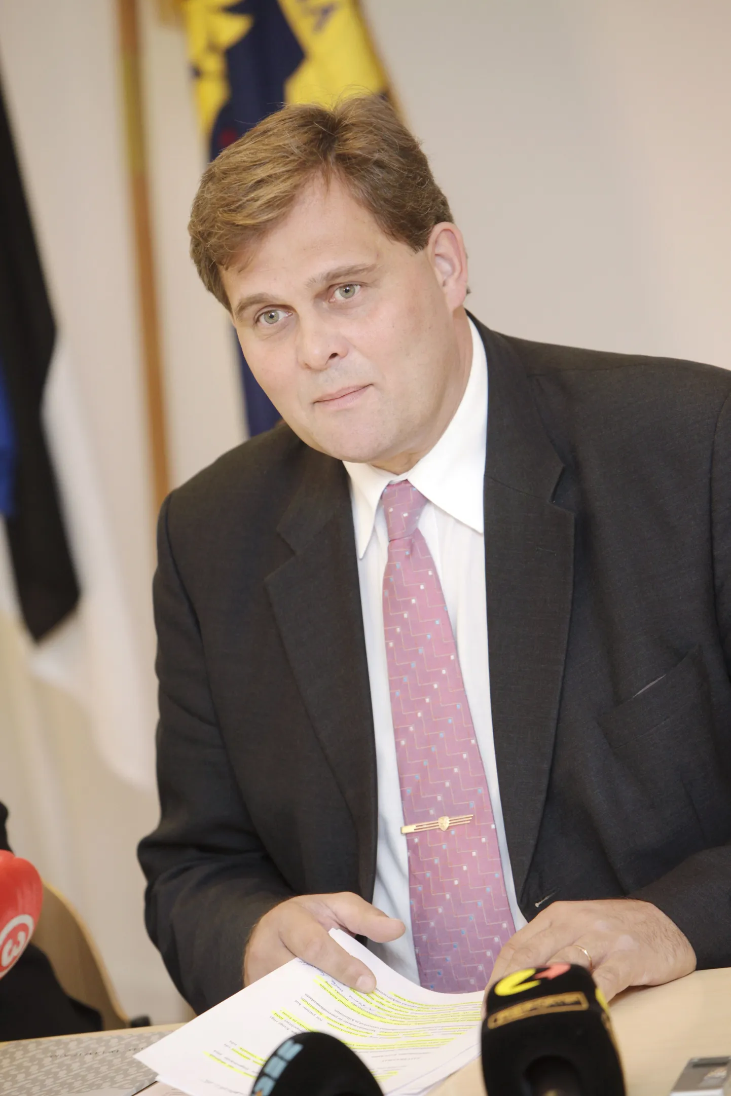 Kaitsepolitseiameti peadirektor Raivo Aeg tutvustamas aastaraamatut 2010.