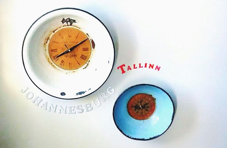 Killuke Eestit Grete kodus - vanadest kaussidest valmistatud kellad, mis näitavad nii Johannesburgi kui Tallinna aega.
