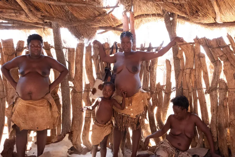 Damara elav muuseum. Naiste kehad on kaetud ookriga, mis muudab tumeda nahavärvi ilusaks kuldseks.