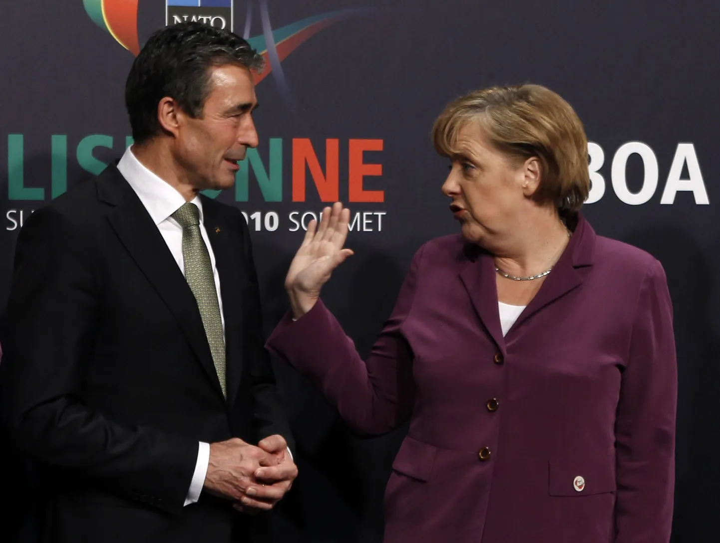 Канцлер Германии Ангела Меркель беседует с Генсеком НАТО Андерсом Фог Расмуссеном накануне открытия саммита.