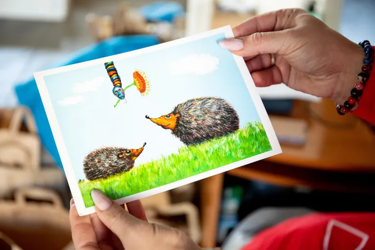 Üks peredest, kes on ühes annetustega hädasolijatele kaasa pannud kaardi tervituse ja heade sõnadega.
