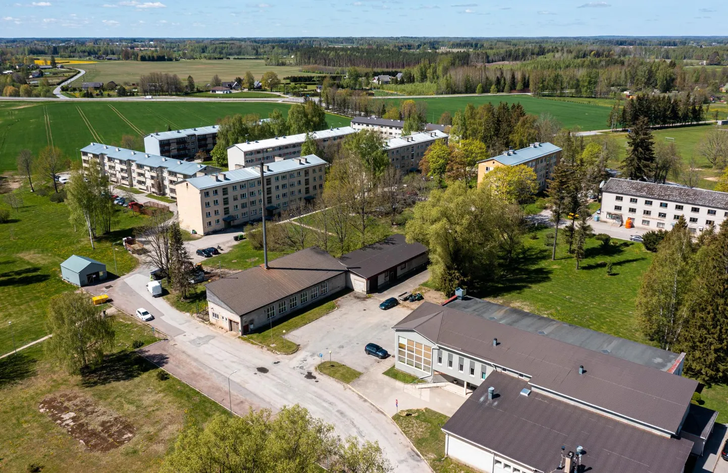 Väimela katlamaja asub aleviku keskel.