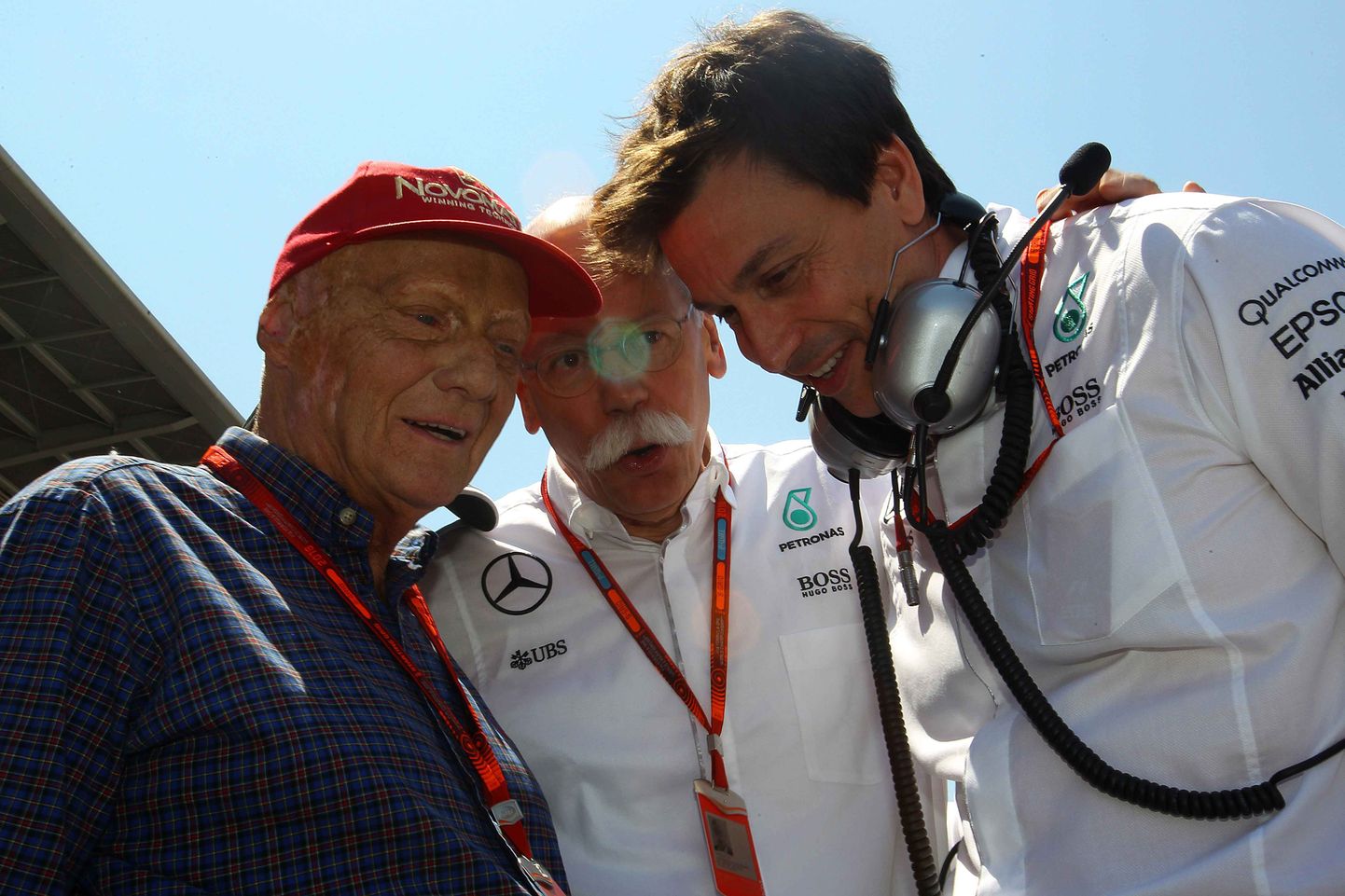 Niki Lauda (vasakul), Daimleri juhatuse esimees Dieter Zetsche ja Toto Wolff.