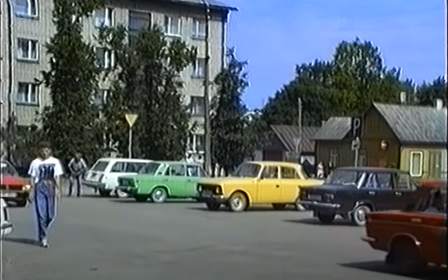 Примерно 30 лет назад такие автомобили можно было увидеть в центре Тапа.
