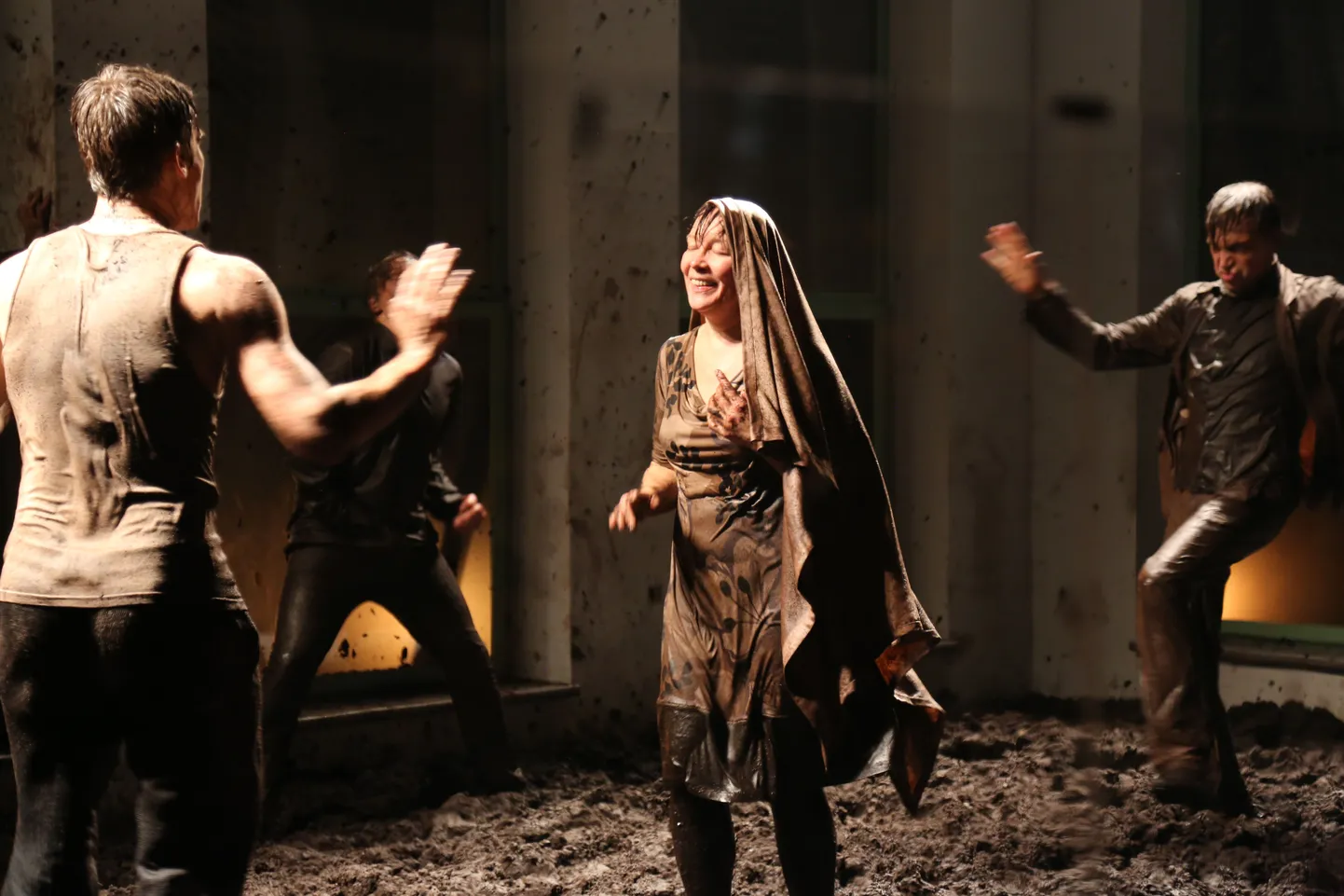 Teater NO99 «Kõnts». Lavastajad-kunstnikud Ene-Liis Semper, Tiit Ojasoo