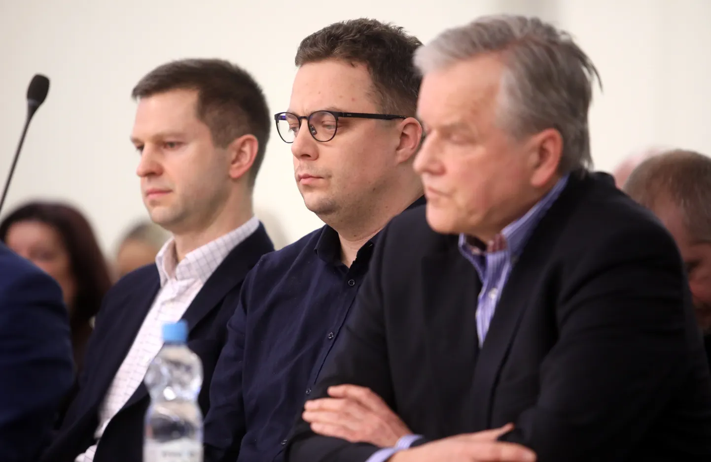 Apsūdzētais būvinženieris Ivars Sergets (vidū) sprieduma  Zolitūdes traģēdijas krimināllietā nolasīšanas laikā Rīgas pilsētas Pārdaugavas tiesā, kura viņu atzina par vainīgu un piesprieda viņam sešu gadu cietumsodu, uz pieciem gadiem aizliedzot ieņemt amatu.