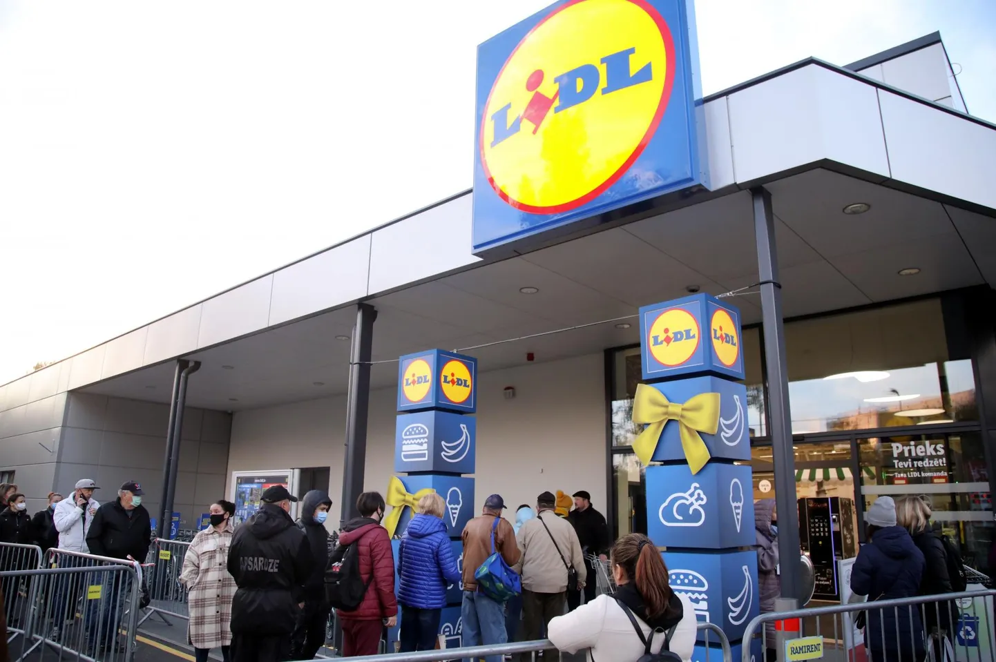Lidl on keskmisest kõrgema palgapakkumisega üllatanud konkurente mitmes Ida-Euroopa riigis. Fotol Lidli poe avamine oktoobri alguses Riias Anniņmuižase puiesteel.