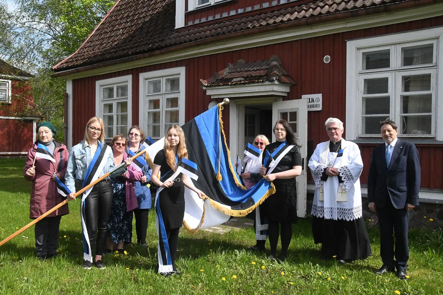 Eesti lipu seltsi Sindi osakond sai uue esinduslipu.