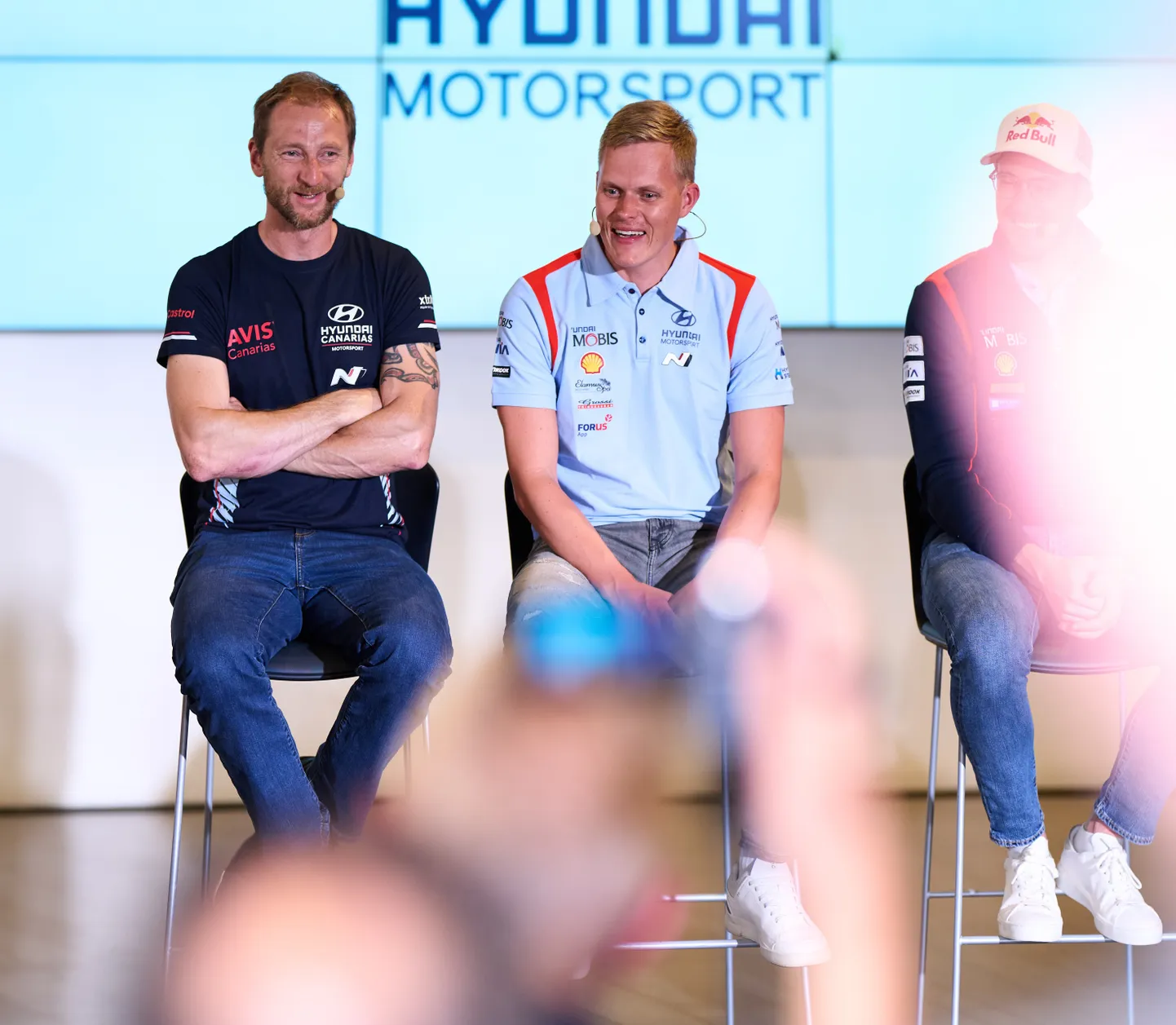 Aleksei Lukjanuk (vasakul) ja Ott Tänak teisipäeval Gran Canarial kohalikus Hyundai müügisalongis, kus toimus meeskonna presentatsioon. Kuigi Lukjanuk ei kuulu Hyundai tehasemeeskonda, siis osales ta üritusel kui kohaliku edasimüüja toetusel Kanaaridel kihutav rallimees.