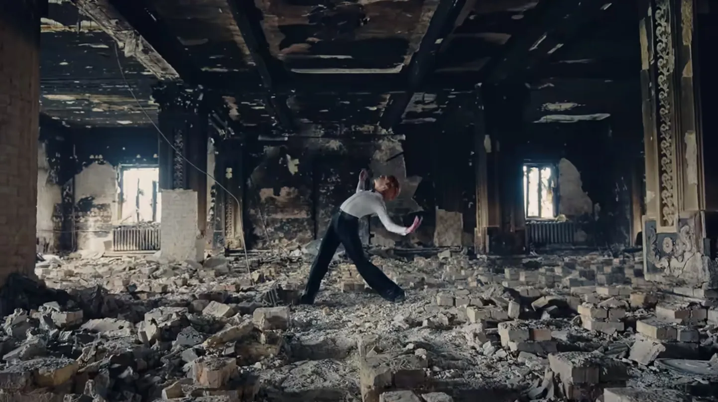 Скриншот из клипа Ed Sheeran - 2step ft Antytila