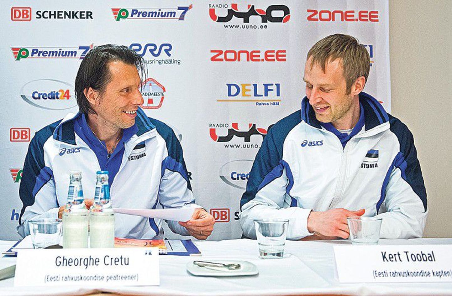 Главный тренер сборной Эстонии по волейболу Георге Крецу обсуждает планы команды с Кертом Тообалом, содействовавшим его приглашению на этот пост.