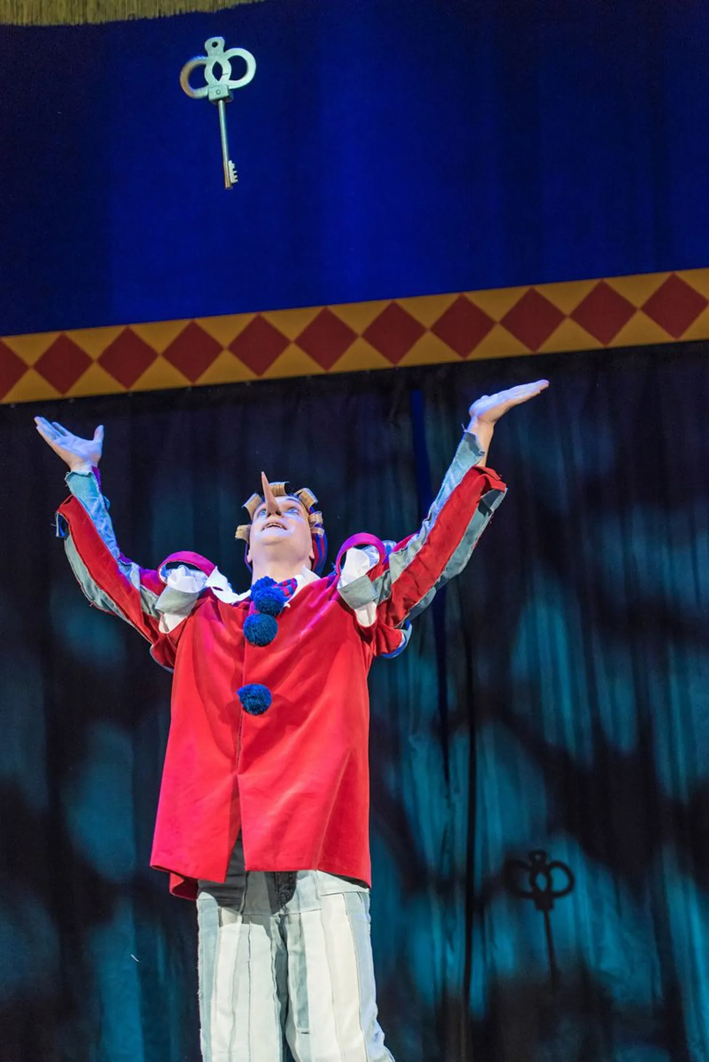 Buratino (Imre Õunapuu) viib seikluste keeris unistuste paika - oma teatrisse.