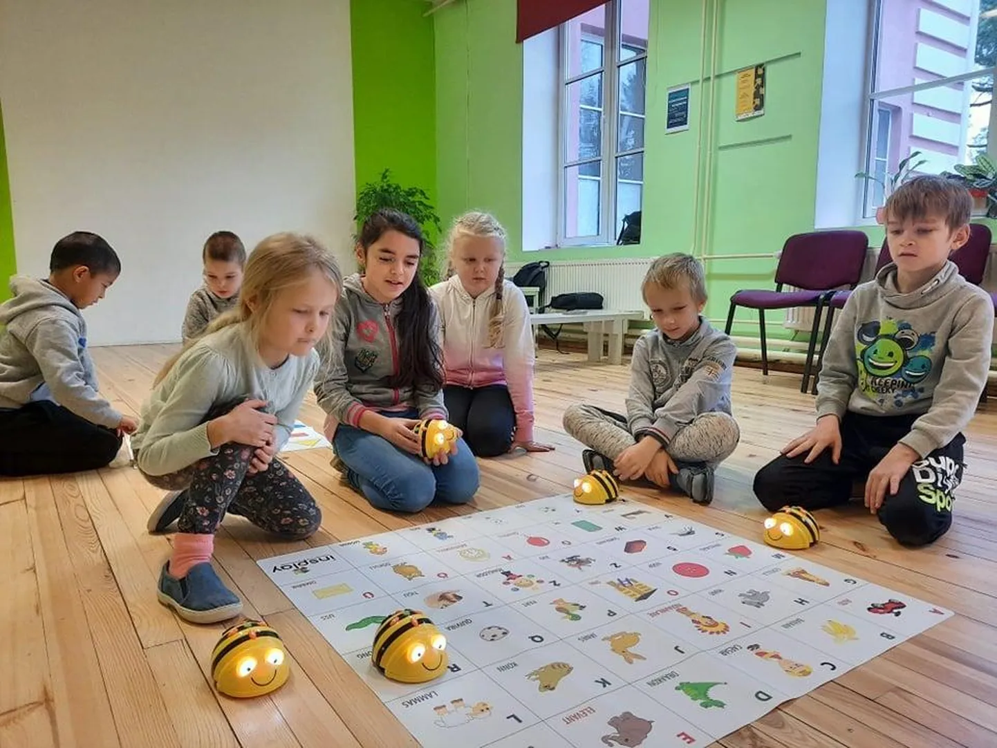 Mikitamäe kooli 1.–2. klassi õpilased robotitega matemaatikatunnis