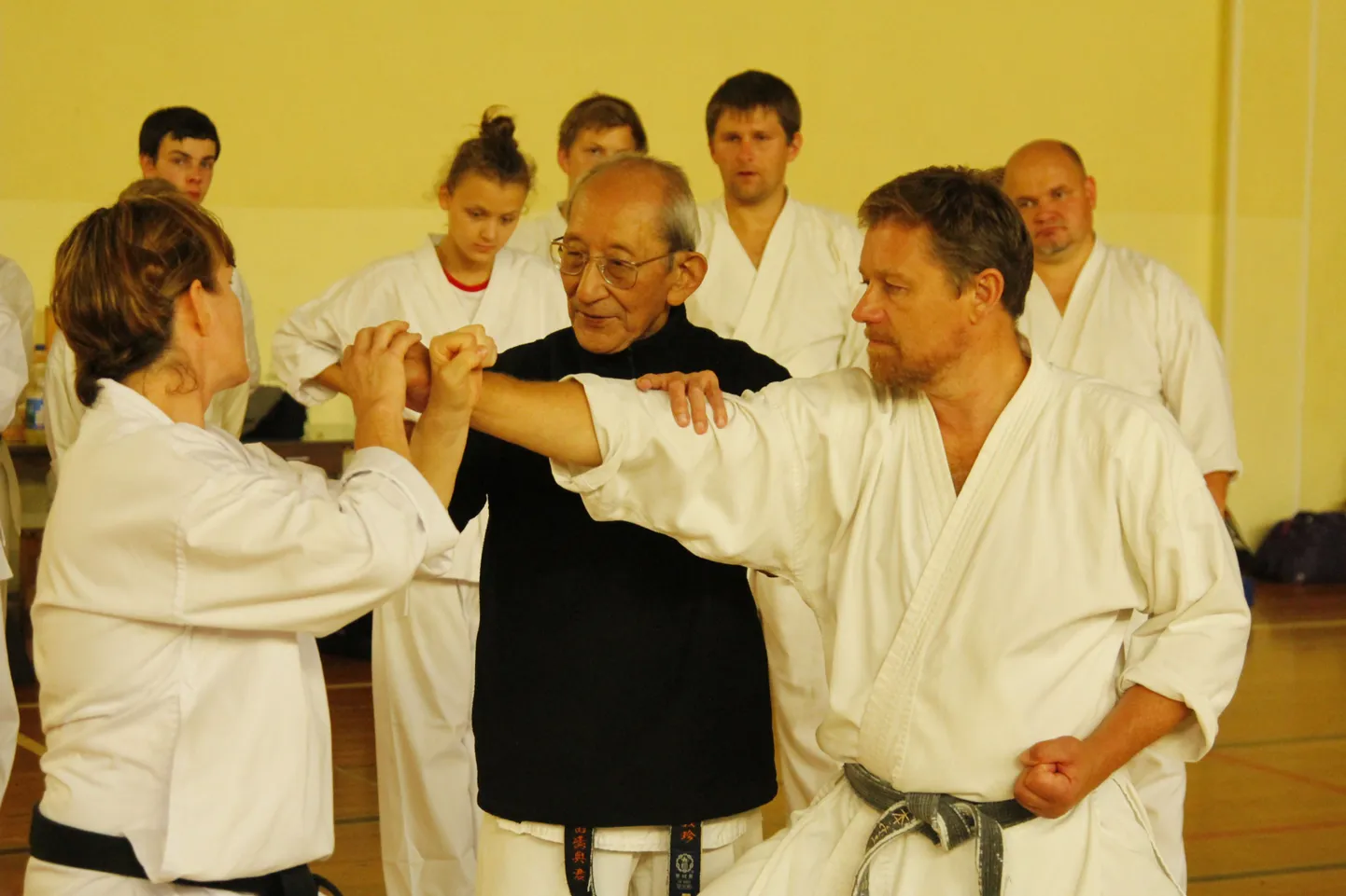 Sensei Mitsusuke Harada (keskel) jagas laagris näpunäited, kuidas harjutusi veelgi täpsemalt sooritada. Nagu ta Valgamaalasele ütles, on talle üllatus, et nii paljud inimesed tema ideed omaks võtavad.