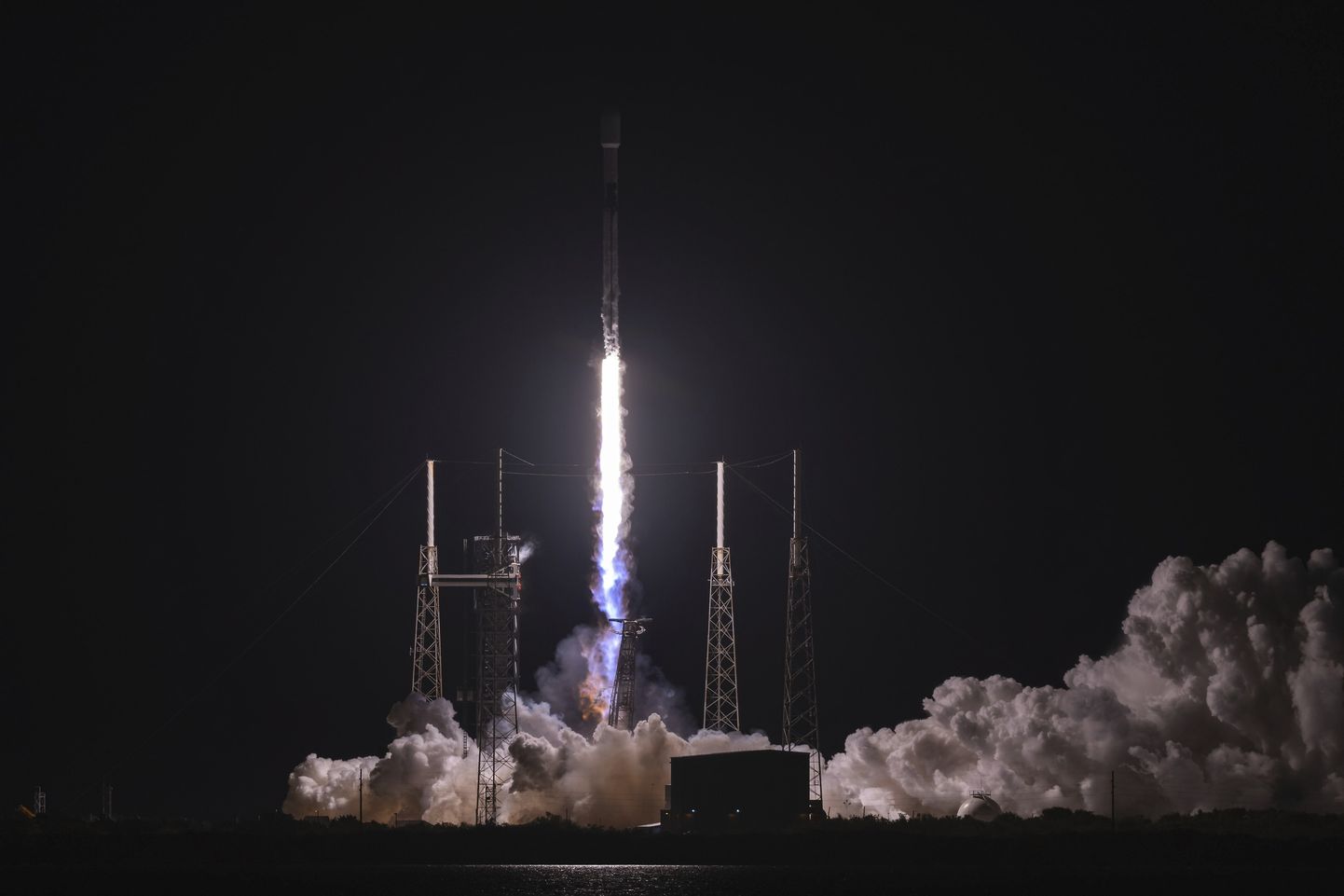 Запуск ракеты SpaceX с космодрома на мысе Канаверал (иллюстративное фото).