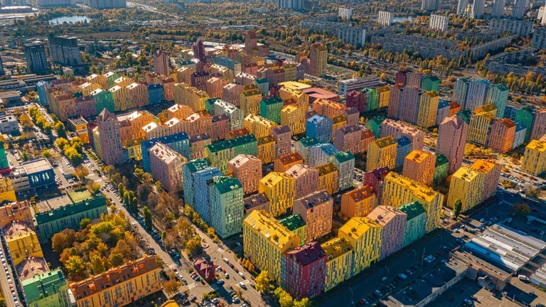 Uue värvikihi saanud kortermajad tõmbavad nüüd inimesei lausa magnetina ligi.