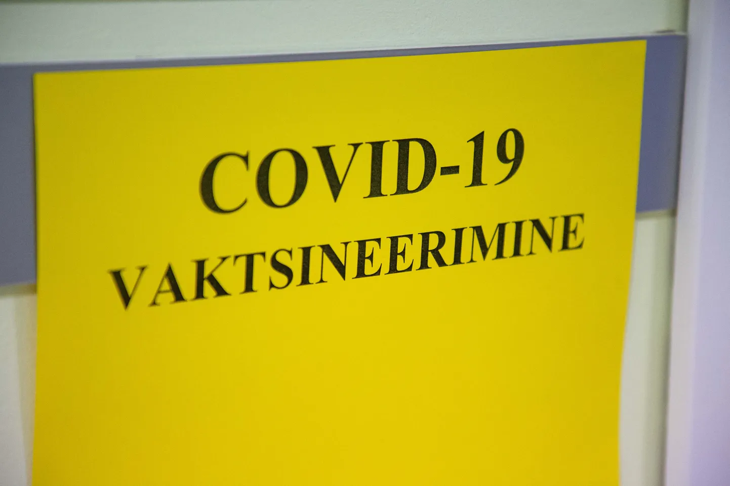 Covid-19 vastu vaktsineeritakse praegu tervishoiutöötajaid.